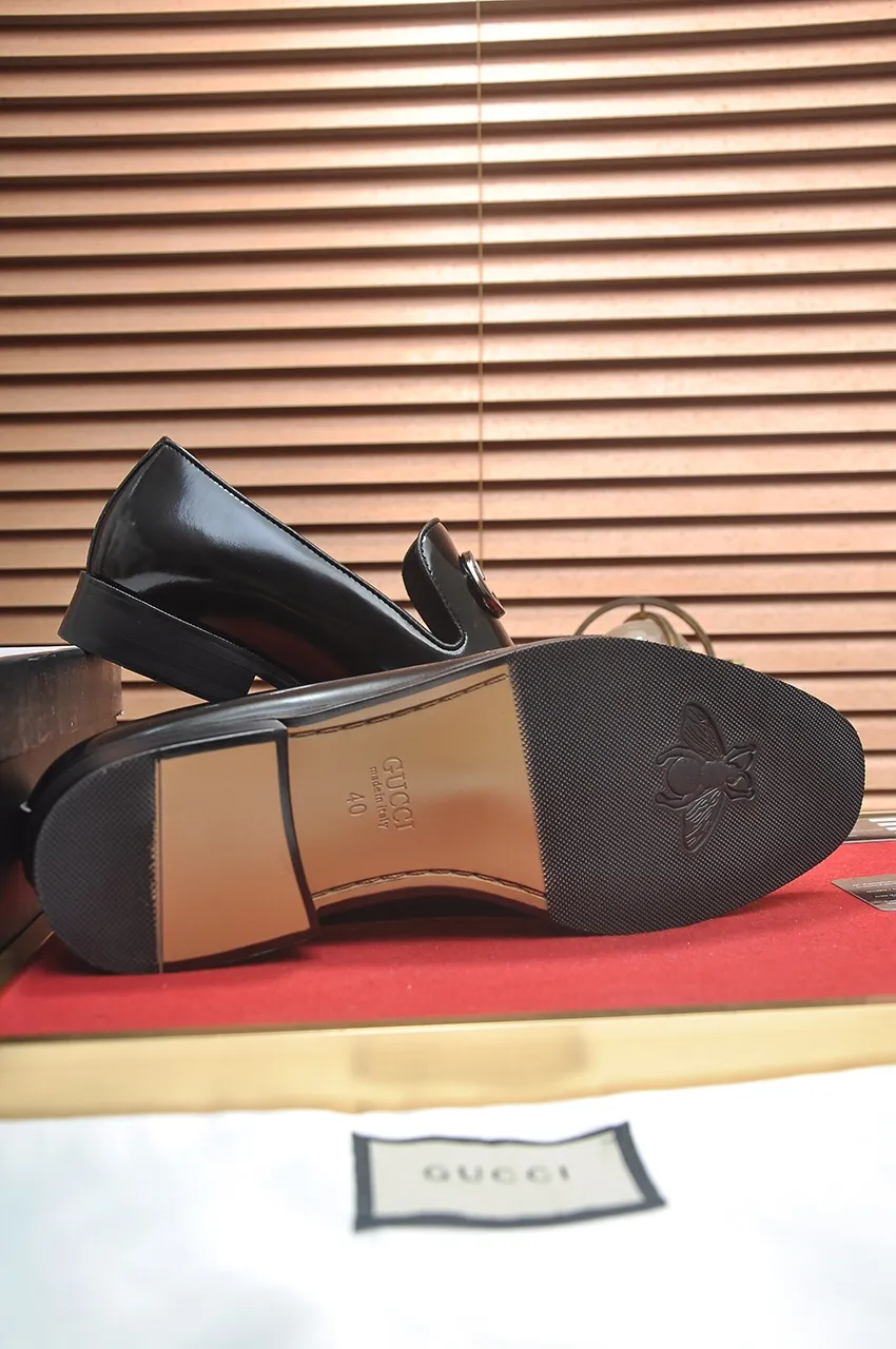 Men's shoes💰500💶Italy's top luxury men's shoe giant (GUCCI) (Gucci) (full cowhide lining) new arrival🍃Original European style🔰 Pleasant to the eye😍In order to make the shoes more durable and non-deformable🌀The production continues to follow traditional methods but there is still no lack of innovation💪Choose original sheepskin for the leather♻️ Smooth and natural And extra bright ⭐Made of imported cowhide, the first choice of rich people 38-45 (45 customized)